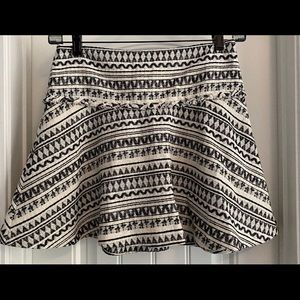 BANANA REPUBLIC Sz 4 a-Line skirt
Exposed Zipper